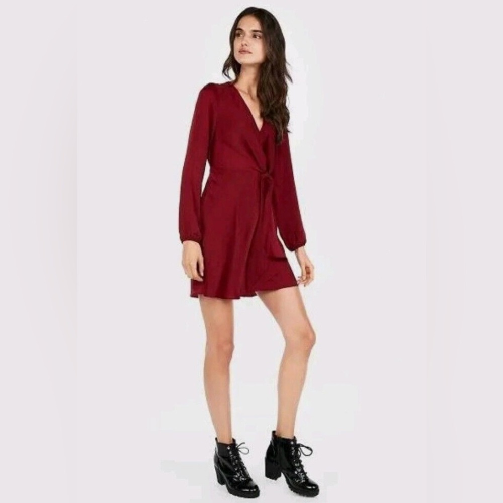 🆕 Express knot front dress in burgundy size medium - Picture 2 of 14